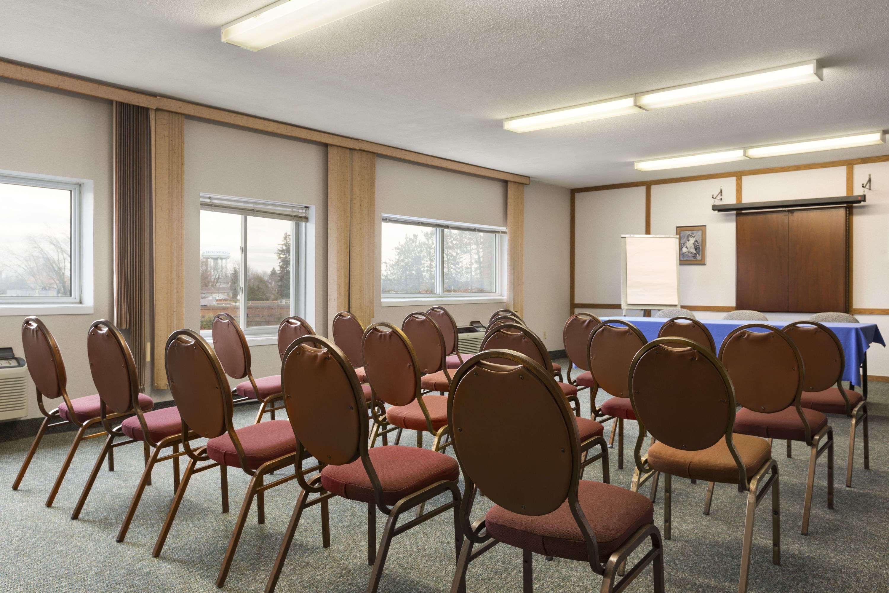 Days Inn By Wyndham Brockville Exterior photo